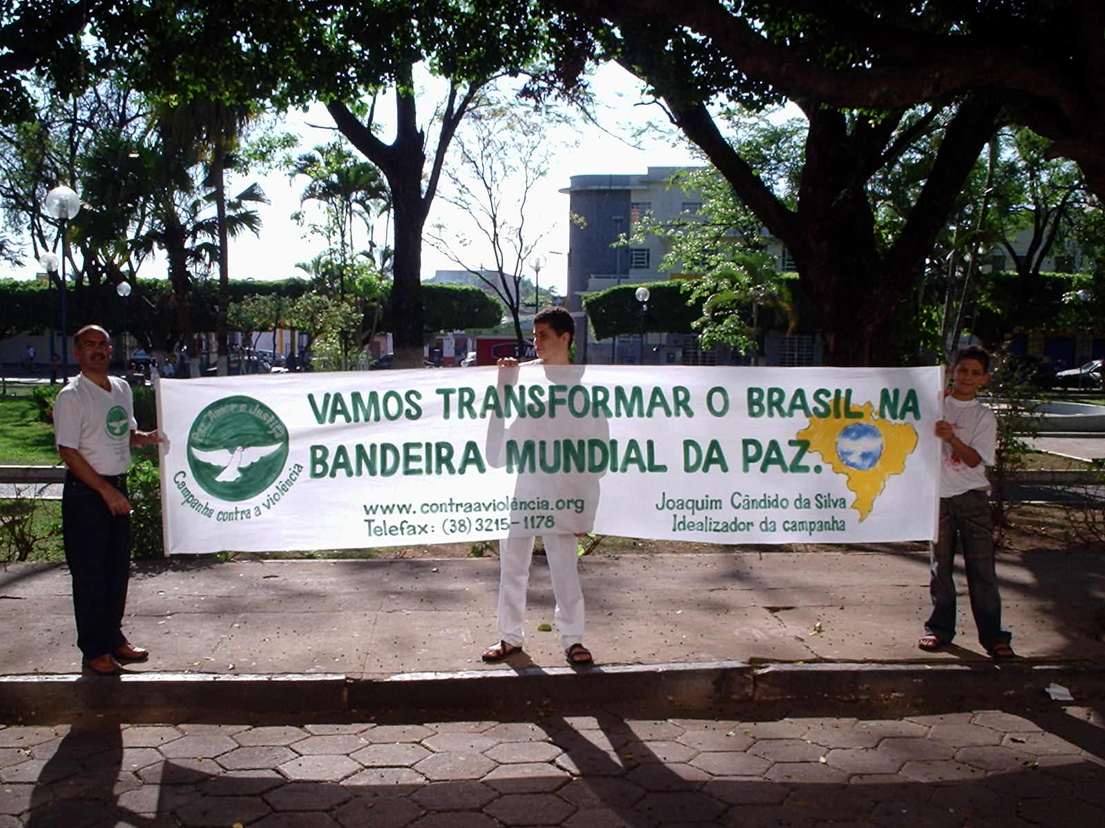 Joaquim Cândido, à esquerda, tem mantido campanha há quase 15 anos com diversas ações pela paz.