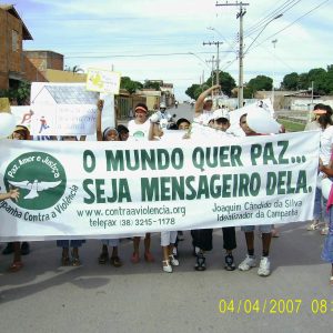 Campanha Contra a Violência e CEMEI promovem caminhada pela paz